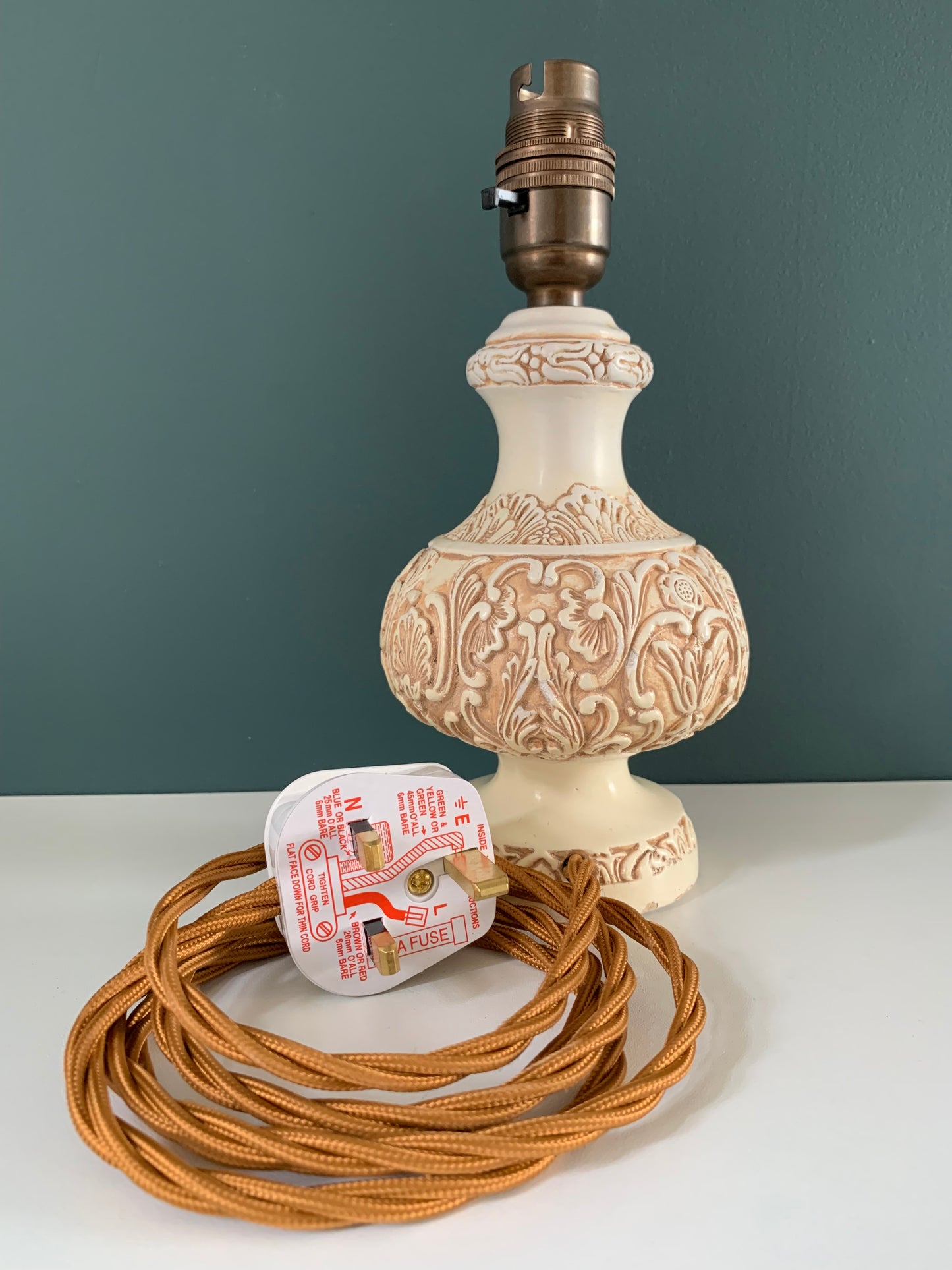 Mid Century Italian Cream Bristolia Ceramic Table Lamp